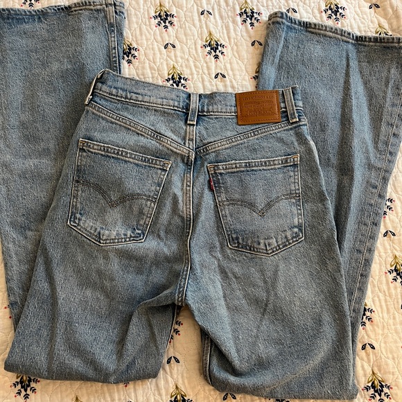 70’s High Rise Flare distressed Levi’s Jeans! Size 26 light wash. - Picture 3 of 5
